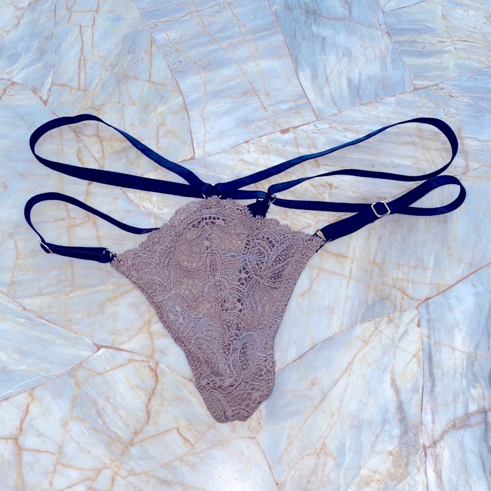 Rare VS Strappy‎ V-String Thong Very Sexy Adjustable Lace Small